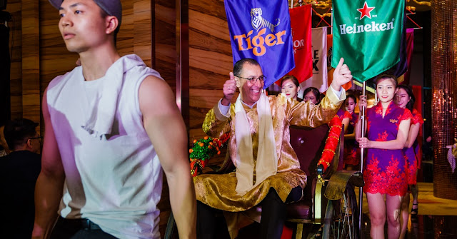 Managing Director of Heineken Malaysia, Hans Essaadi, makes a grand entrance to the Tiger CNY 2018 Campaign Media Launch. heineken malaysia managing director Hans Essaadi Tiger CNY 2018 Media Launch