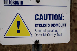 Sign warning that cyclists need to dismount.
