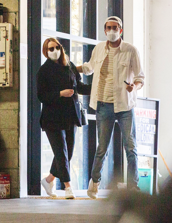 【エマ・ストーン】優しく夫に支えられて大きなお腹でお出かけ!