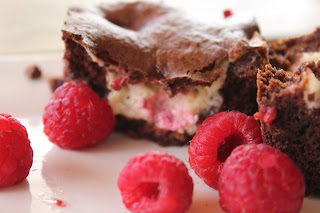 brownie de chocolate negro, mascarpone y frambuesas