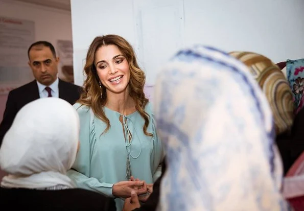 Queen Rania wore Fendi blouse, Fendi sandals, Prada Clutch bag. J.Crew earrings fashion style, Diamond earrings