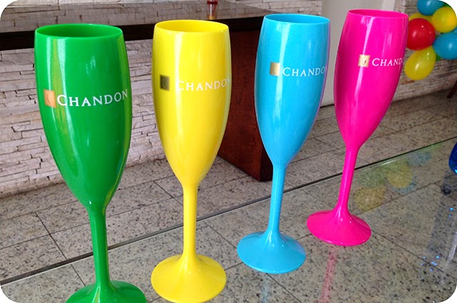 Taças Coloridas da Chandon para Festa na Piscina Taças Coloridas da Chandon para Festa na Piscina