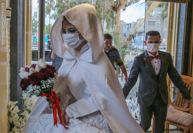 جلسة تصوير لعروسان بالأقنعة في فلسطين