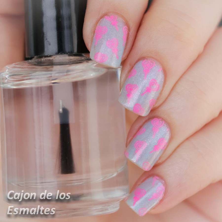 Nail art chupetines corazones