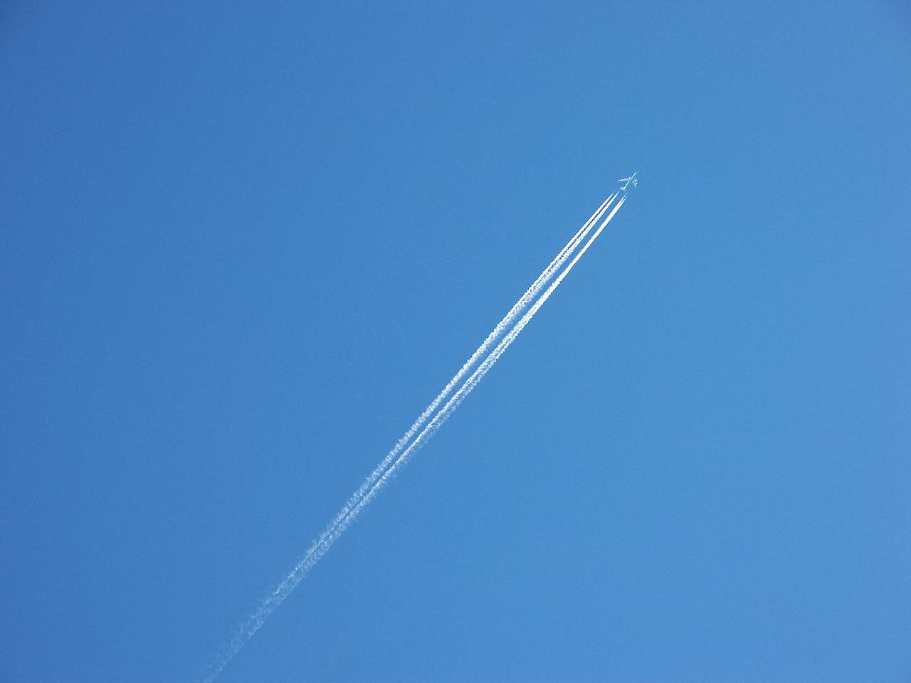 Почему след от самолета. АН-124 инверсионный след. Инверсионный(конденсационный) след. След самолета. Самолёт в небе инверсионный след.