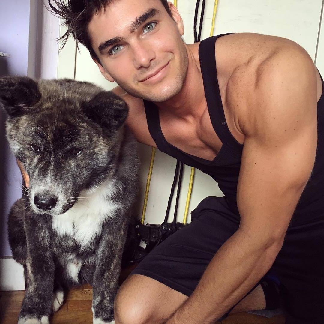 adorable-green-eyes-guys-with-dogs-pets-smiling-photos.jpg