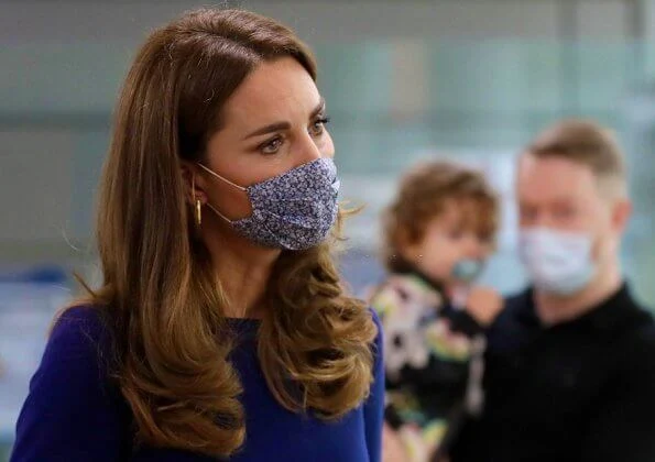Kate Middleton wore a navy blue dress by Emilia Wickstead, and a gold alia earrings by Spells of Love, and a mask in blue pepper by Amaiakids