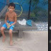 Menino de 7 anos tenta vender aviões de papel para comprar celular.
