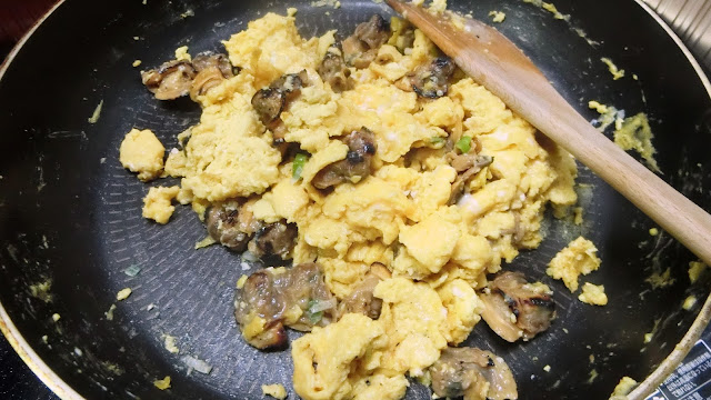 あさり、青ネギ、バターを加え、木べらで大きくかき混ぜながら火を通し、卵と絡めて完成です。