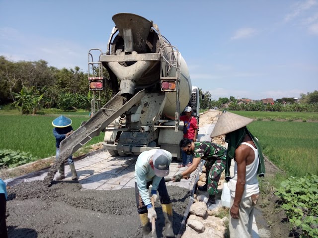 Babinsa Koramil 01/Demak Bantu Warga Perbaiki Infrastruktur Yang Rusak.