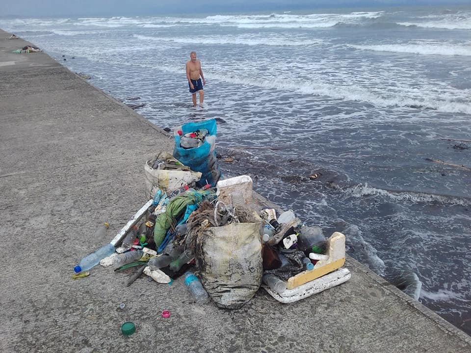 Dayuhang Namulot ng Basura sa Tabing-Dagat, Hinangaan sa Social Media!