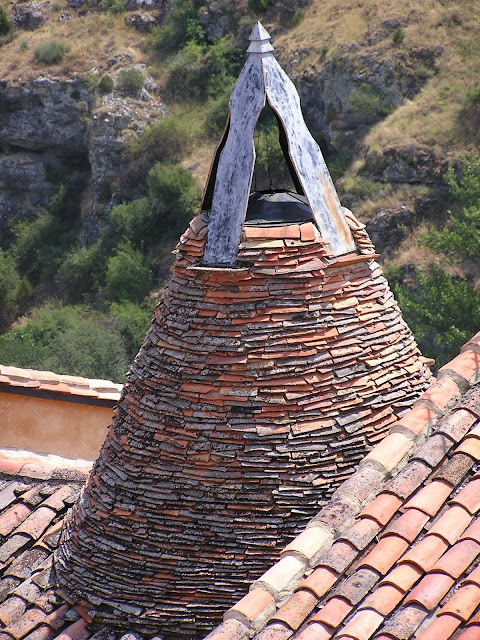COSAS DE UN EXTREMEÑO: Chimeneas cónicas pinariegas de Calatañazor. Soria.