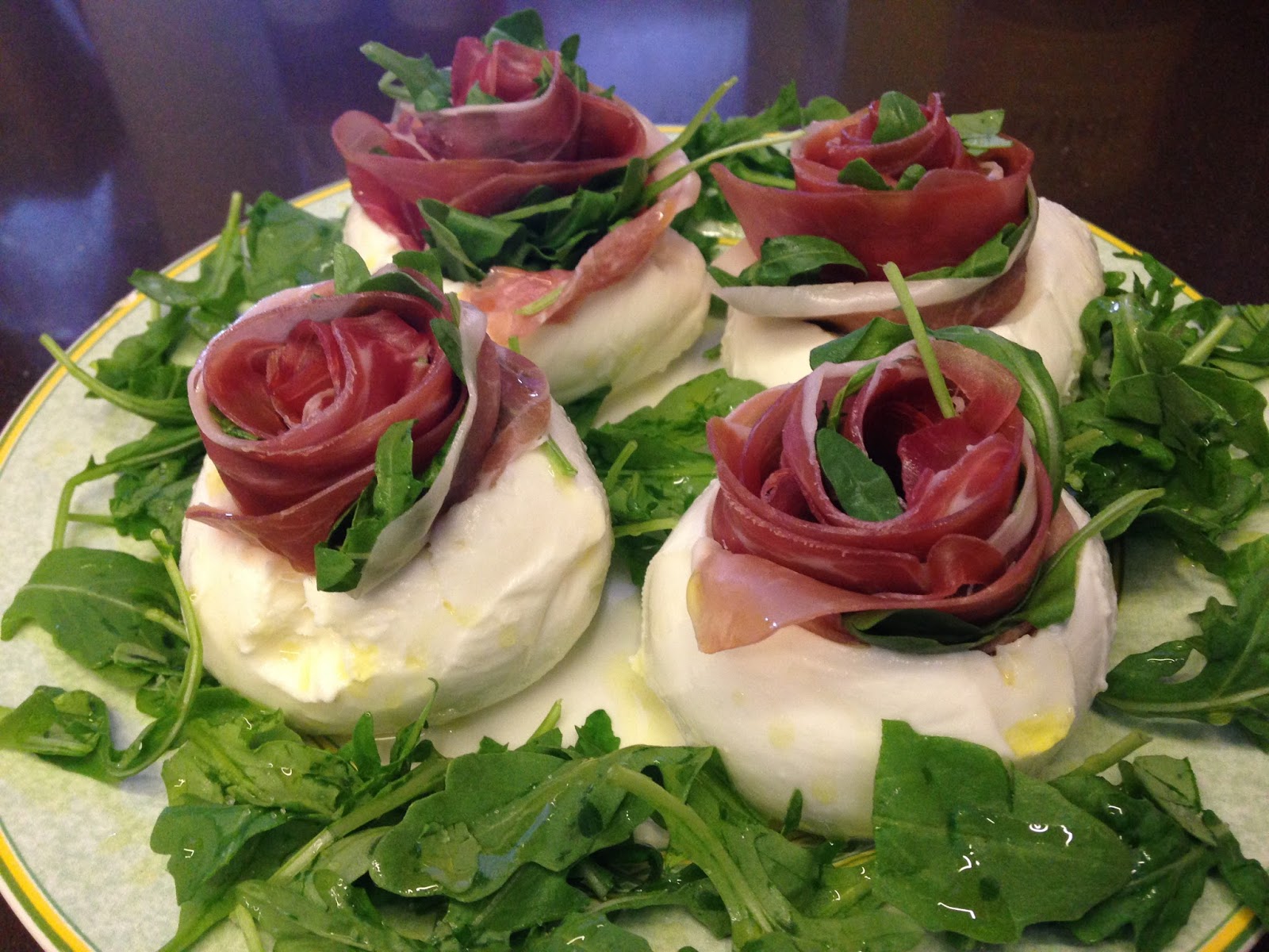 A CASA DI LORY MOZZARELLE CON ROSE DI PROSCIUTTO CRUDO