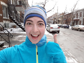 Coureuse souriante, pouce en l'air, rue de Montréal l'hiver