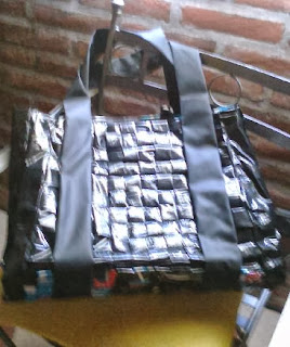 Bolso-Cartera con sachets de leche entrelazados