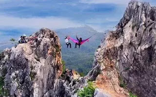 Tempat Wisata Alam di Bandung Gratis yang sering dikunjungi Tebing Gunung Hawu.