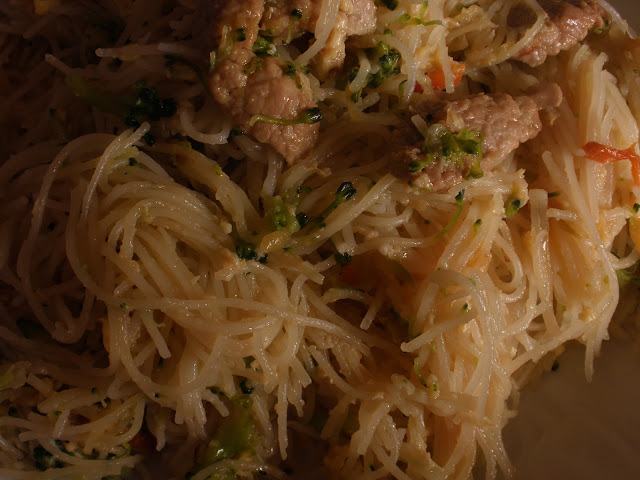 FIDEOS-DE-ARROZ-CON-ZANAHORIA-BROCOLI-SOLOMILLO-Y-HUEVO-BY-RECURSOS-CULINARIOS