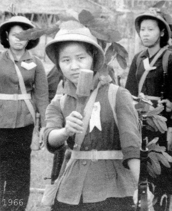Long Hair Warriors: 30 Vintage Photographs of Female Viet Cong Soldiers ...