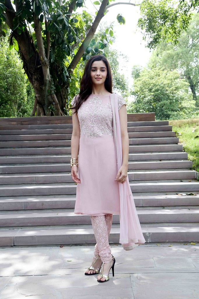 Top 8 Desi Looks of Alia Bhatt | Ashion Fashion