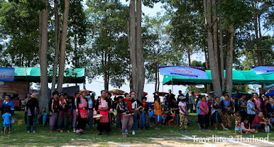 Watching the running in Pha Klang, Nan province Watching the running in Pha Klang, Nan province