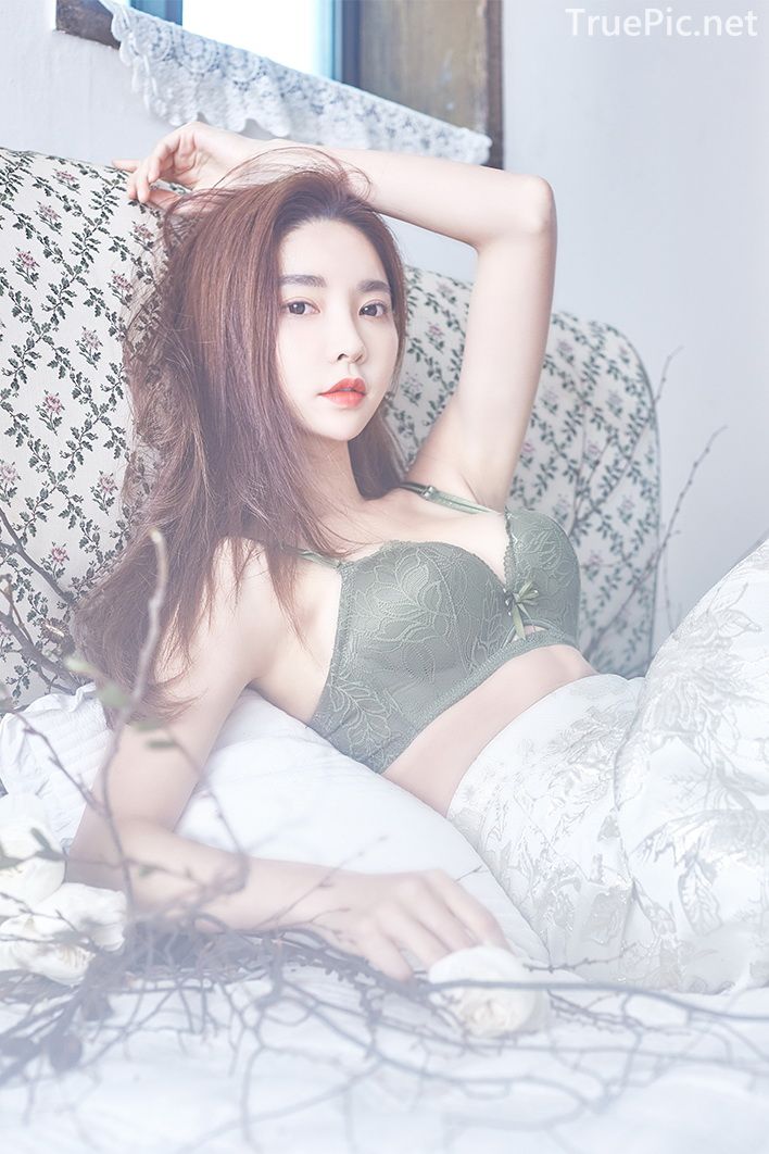 Korean beautiful model and fashion - Park Soo Yeon - Dark Green Bra Set - Picture 3