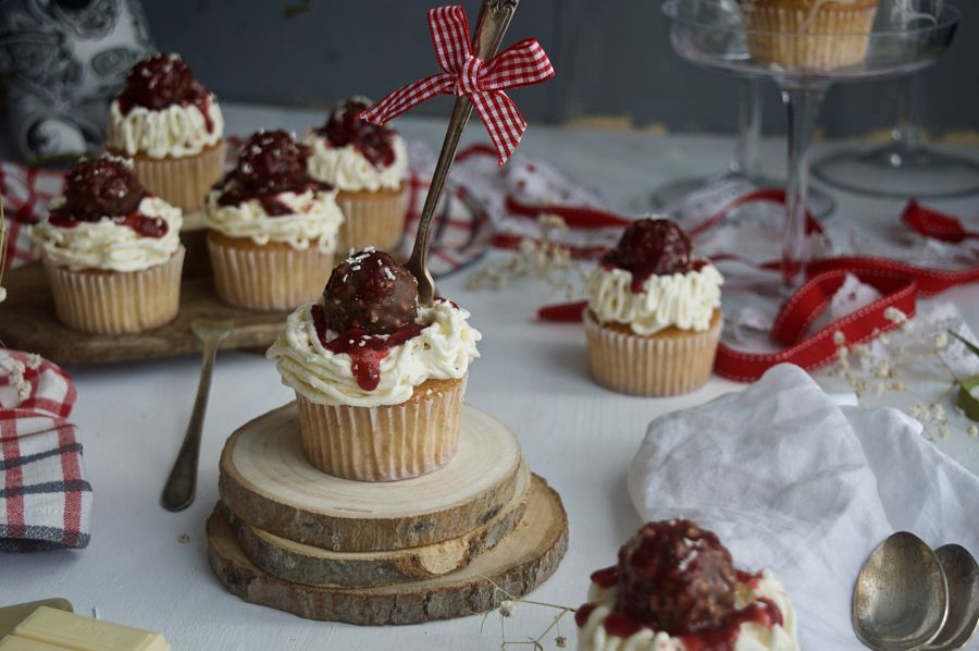 sencillos-cupcakes-de-vainilla-con-Ferrero-Rocher