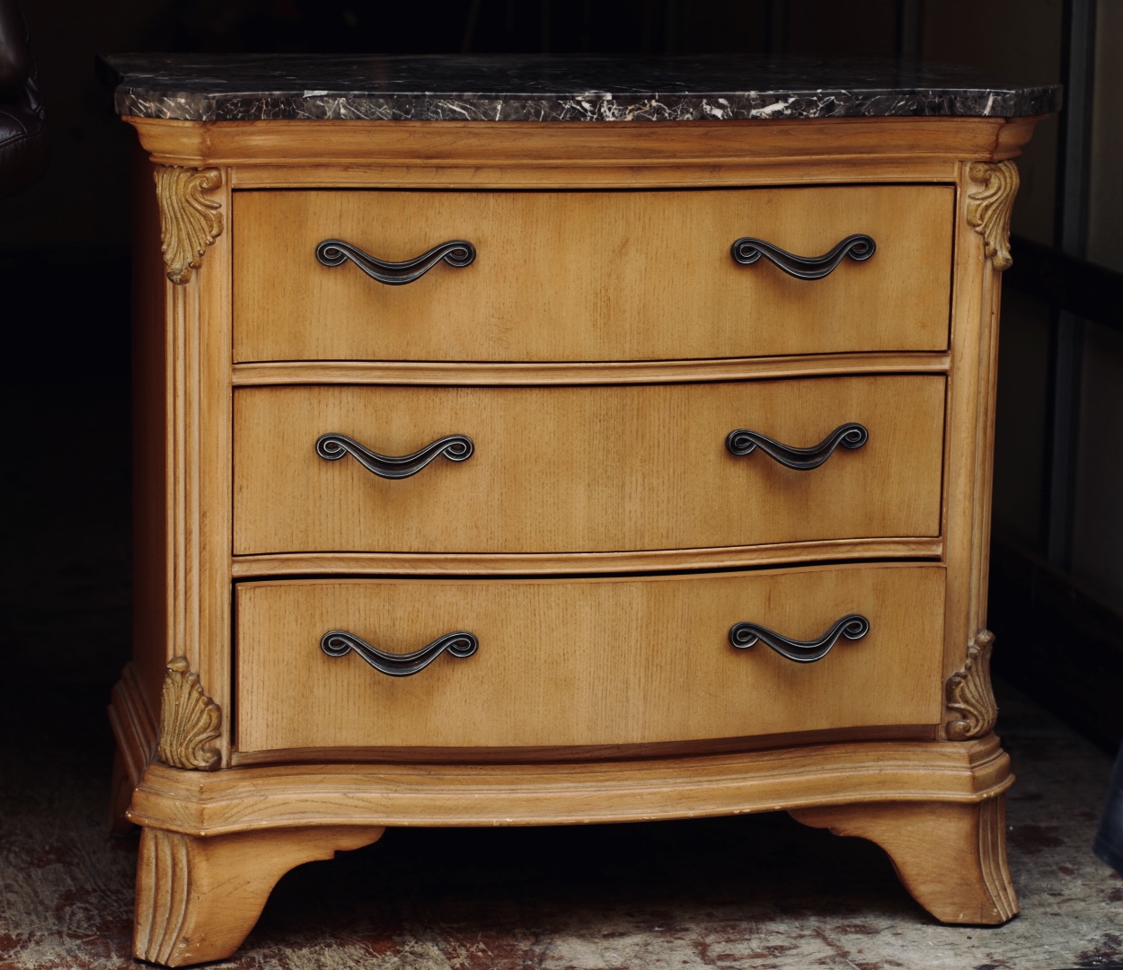 UHURU FURNITURE & COLLECTIBLES **SOLD** 32256 Rivers Edge 19" x 32" x