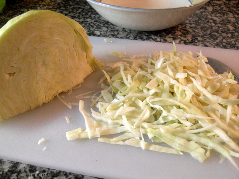 Cortando la col en juliana para ensalada
