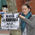 El huerto urbano La Huertaka protesta con carteles por la denuncia de desalojo