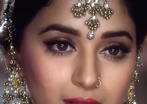 Some Gorgeous Bindi Designs for an Indian Bride