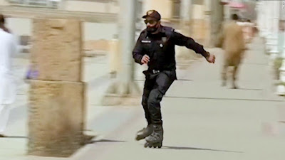 Policia en pamitan usan patines para arrestar delincuente