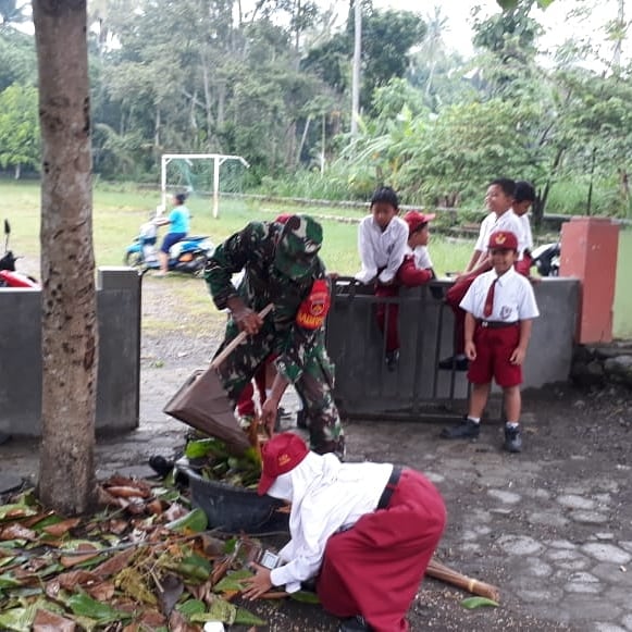 Peduli Akan Kebersihan Lingkungan Babinsa Kepurun Mengajak Siswa SD Pembersihan Lingkungan