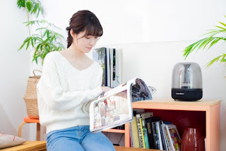 家で雑誌を読んでいる女性の画像