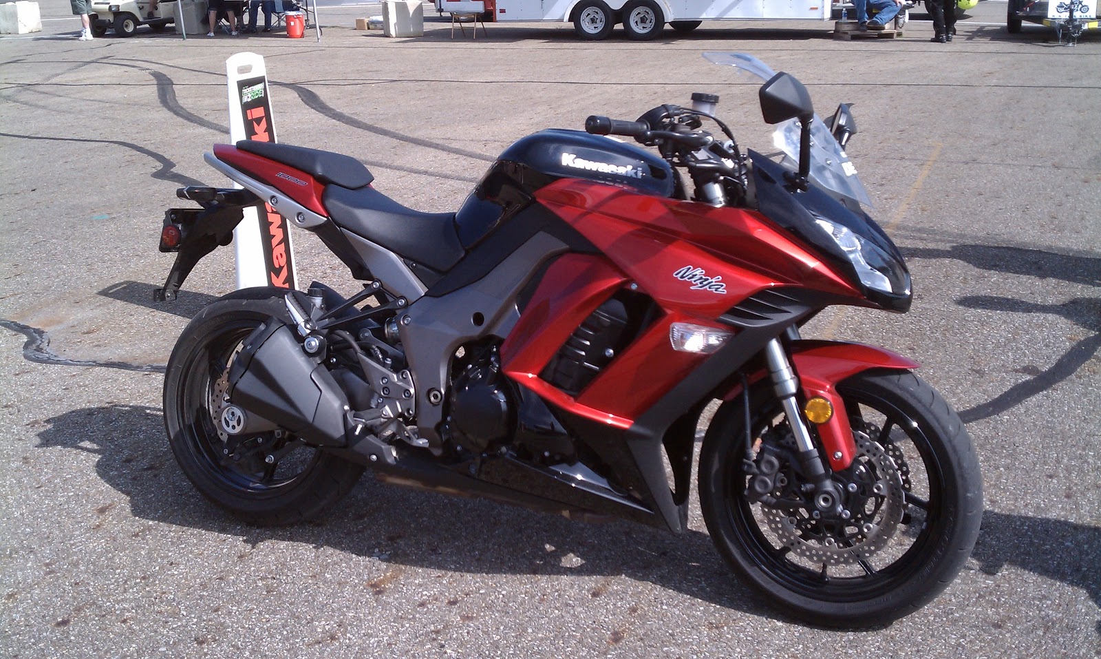 For less flashiness, the Ninja 1000 is also available in a black/black