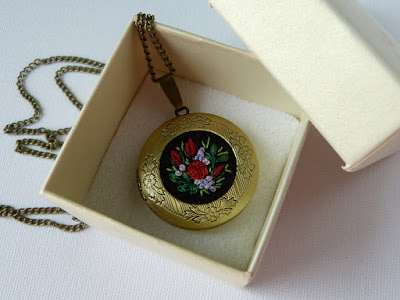 medalion z haftem, naszyjnik wyszywany, haftowana biżuteria, sekretnik vintage, biżuteria vintage, candy blogowe, rozdanie na blogu, giveaway, 