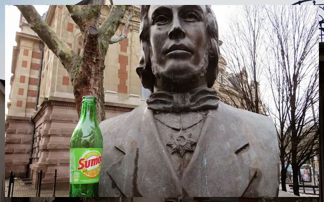 Brussels like a local - Statue with Soda Bottle