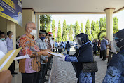 Didampingi Walikota, Sekda Aceh Bagikan 441 SK Kenaikan Pangkat 