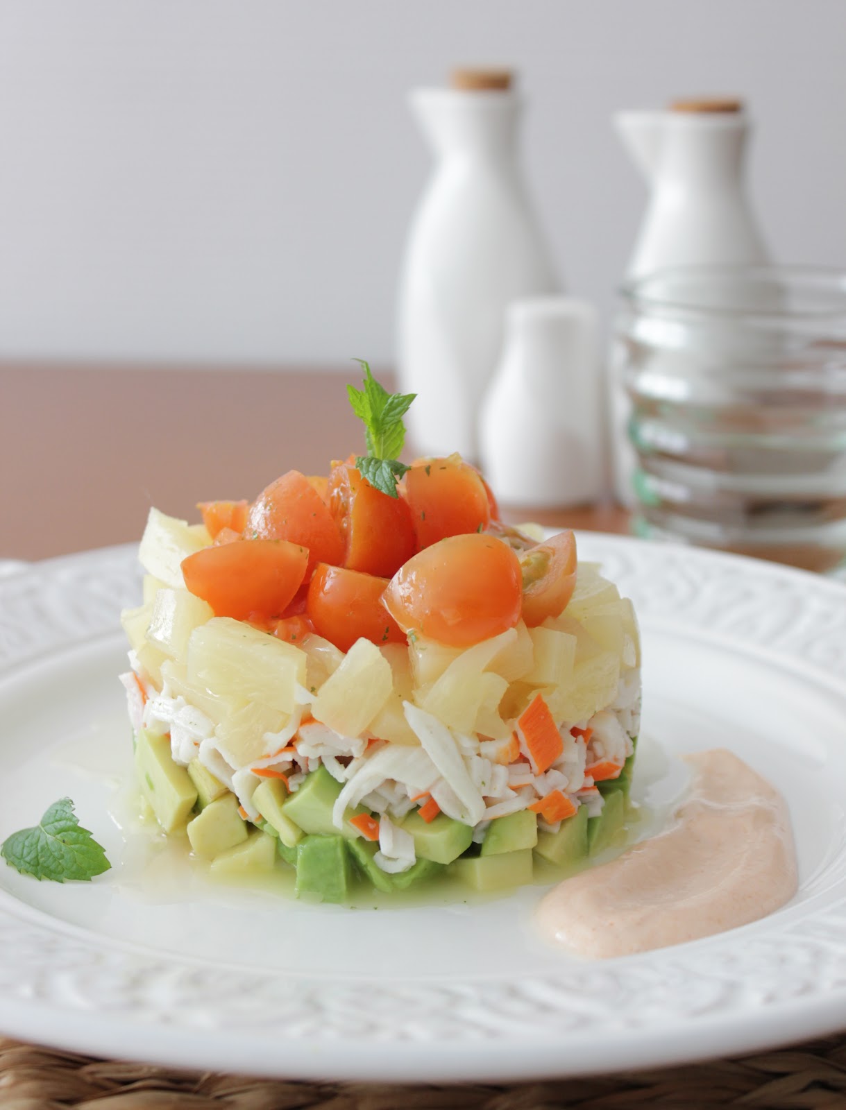 Un cachiño doce TARTAR MULTICOLOR DE SURIMI, AGUACATE E PIÑA
