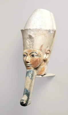 من احد ملوك الفراعنة مصر القديمة رأس تمثال الملكة حتشبسوت