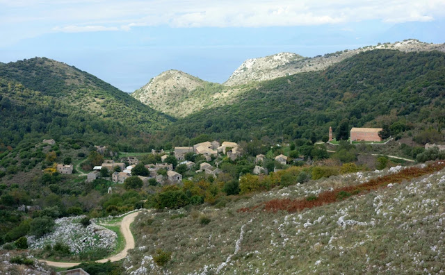 kerkyra-to-chorio-me-tin-apokosmi-atmosfaira-pou-sou-kovei-tin-anasa