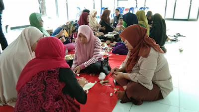 Tingkatkan Perekonomian Masyarakat, Sekolah Alam Kami Teteb Adakan Pelatihan Membuat Boneka Berbahan Pelapah Pisang