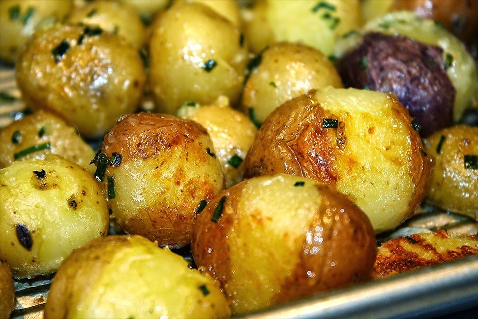 вкусный гарнир из картофеля. картофель с розмарином. картофель бейби. печеный картофель бейби. картофель черри с розмарином.