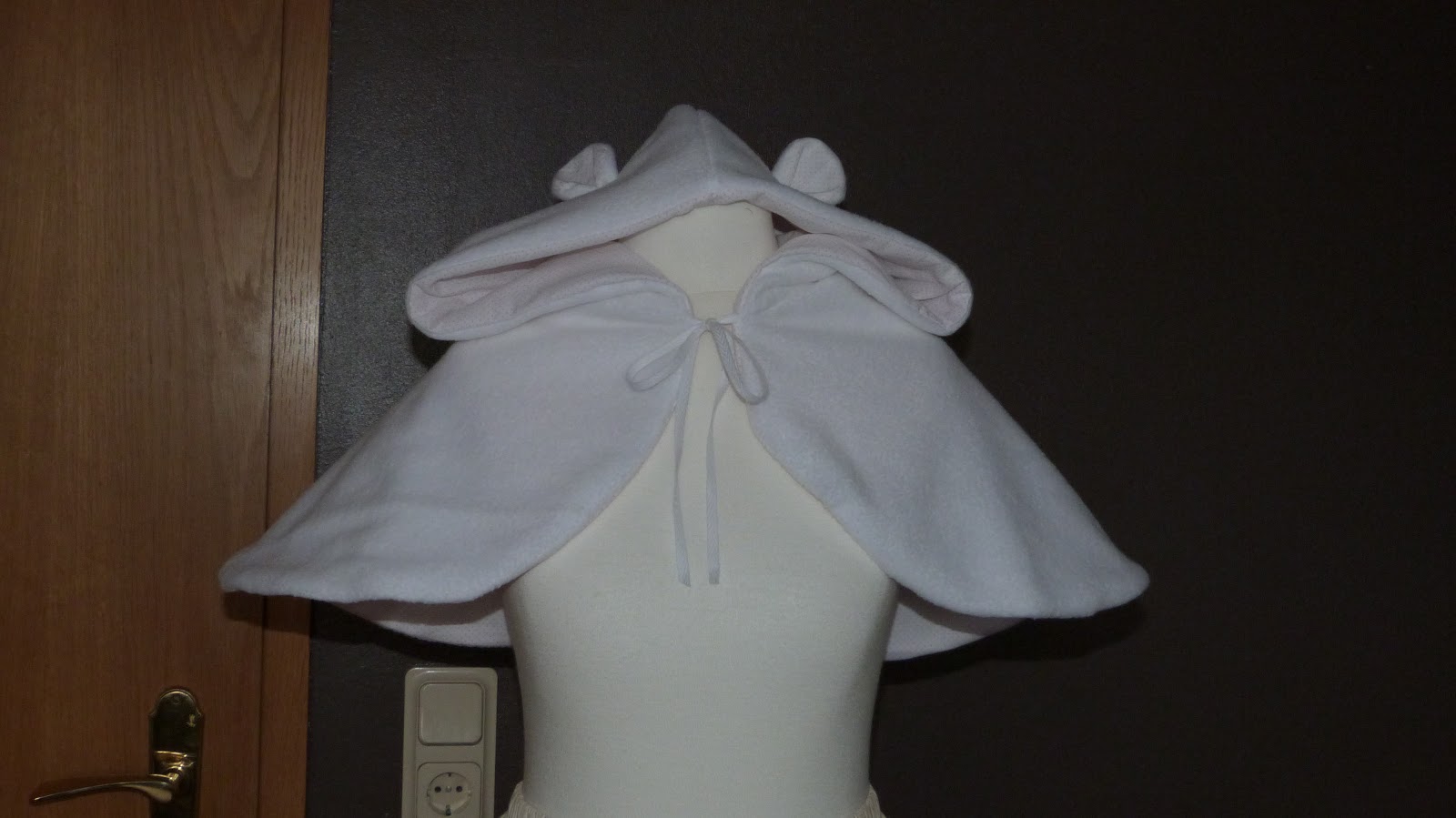 Kurzes Cape mit Kapuze