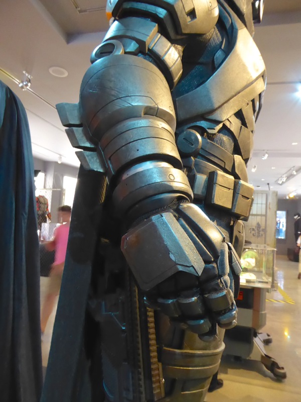 Hollywood Movie Costumes and Props: Armoured Mech Batsuit from Batman v ...