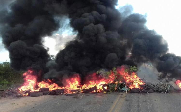 Lavradores fecham BR-116 em protesto por pedido de prisão de Lula