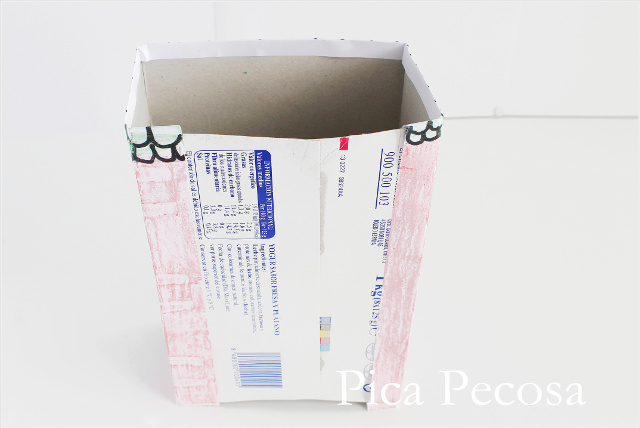 tutorial-como-hacer-casa-muñecas-con-carton-reciclado-packs-yogures-diy-paso-cinco