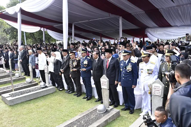 Berita Foto : Panglima TNI Hadiri Pemakaman Ibu Negara RI Keenam di TMP Kalibata