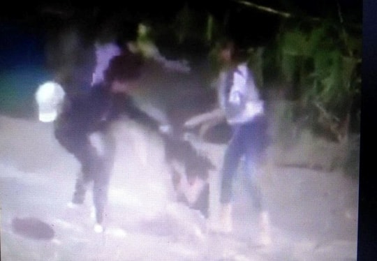 Quảng Xương Thanh Hóa cô gái trẻ bị đánh đập lột áo giữa chốn đông người