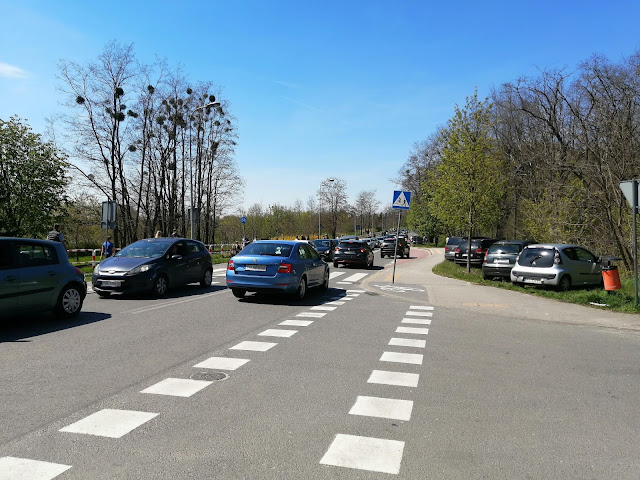 Na zdjęciu widoczna jezdnia ul. Krańcowej, na jezdni stoi ciąg samochodów