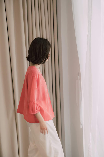 粉霧香氣V領七分袖上衣細節特寫